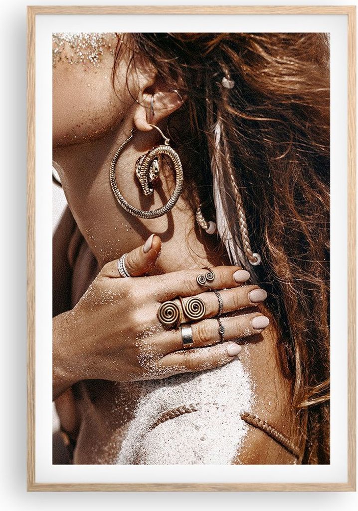Gerahmtes Poster - Rahmen in heller Eiche - Sand Frau Schmuck - 61x91,5 cm - Wand Bild - Wanddeko - Wandbilder - Kunstposter - Wandposter - Bilderr...