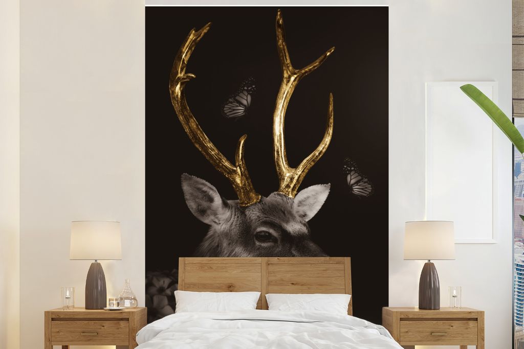MuchoWow Fototapete für Wohnzimmer oder Schlafzimmer Wandtapete Vinyl Motivtapete Hirsch - Schmetterling - Gold - Schwarz - 160x240 cm - Vinylta...