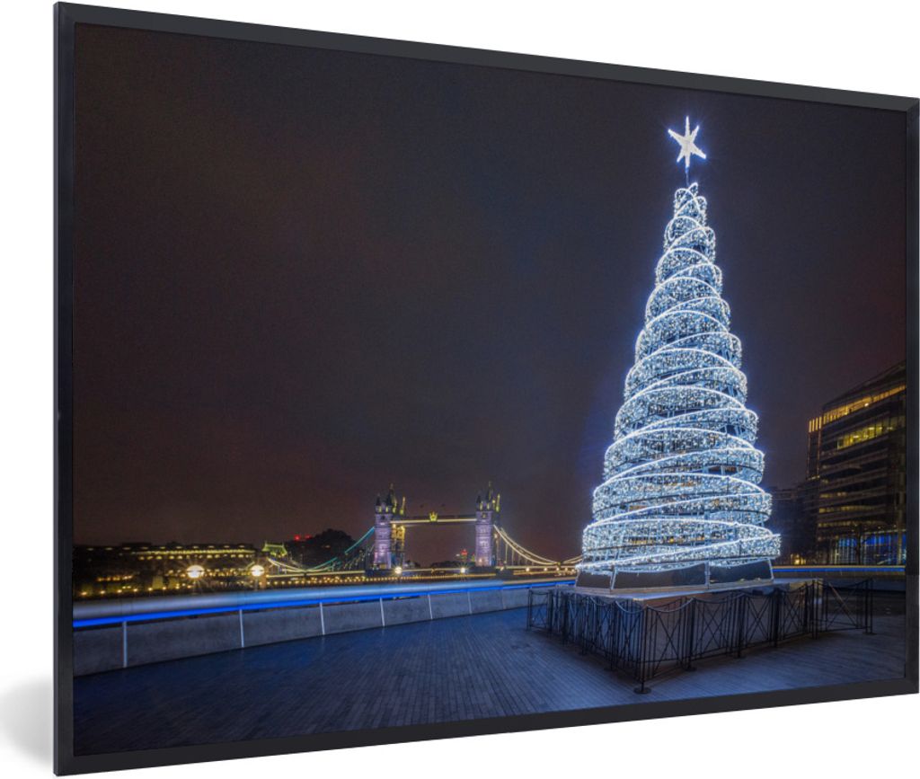 MuchoWow Gerahmtes Poster Ein beleuchteter Weihnachtsbaum an der Tower Bridge in England 30x20 cm - Poster mit Schwarzem Bilderrahmen Wandposter ...