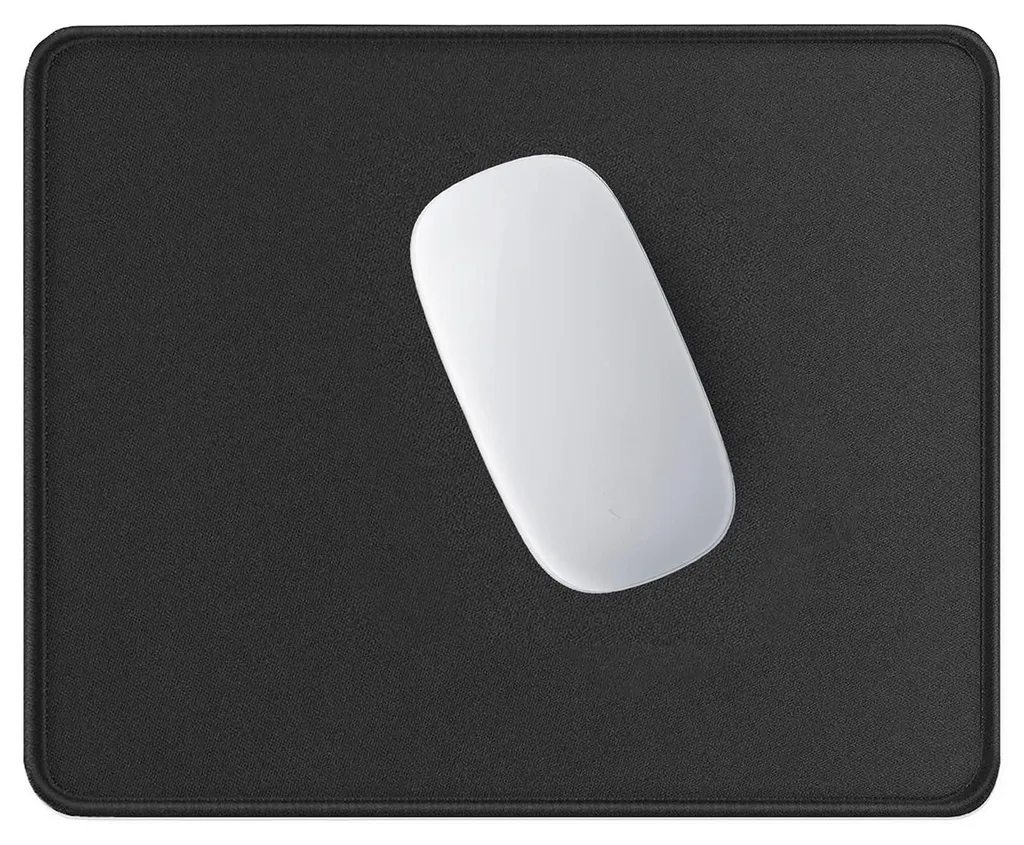 Tapis de souris noir avec surface imperméable et bords cousus robustes