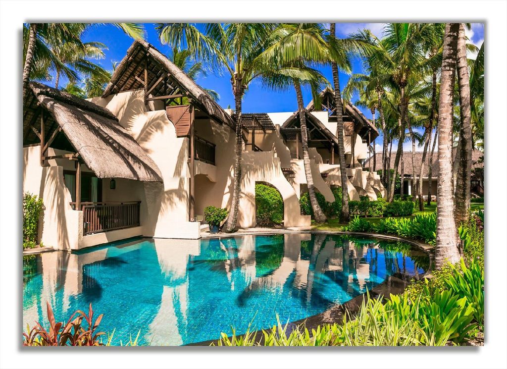 Wallario Poster - Tropisches Resort mit Palmen, Kunstdruck Größe: 70 x 100 cm