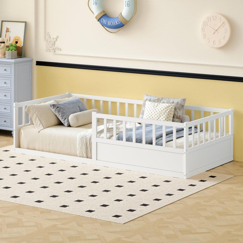 Massivholz Kinderbett Bodenbett 90x200 cm mit Rausfallschutz & Lattenrost, Montessori Bett Gitterbett mit offener Seite, Kiefer Einzelbett in Weiß