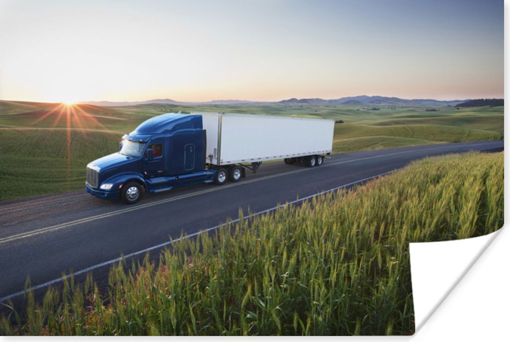 MuchoWow Poster Lkw-Fahren in einer grünen Umgebung 90x60 cm - Schlafzimmer