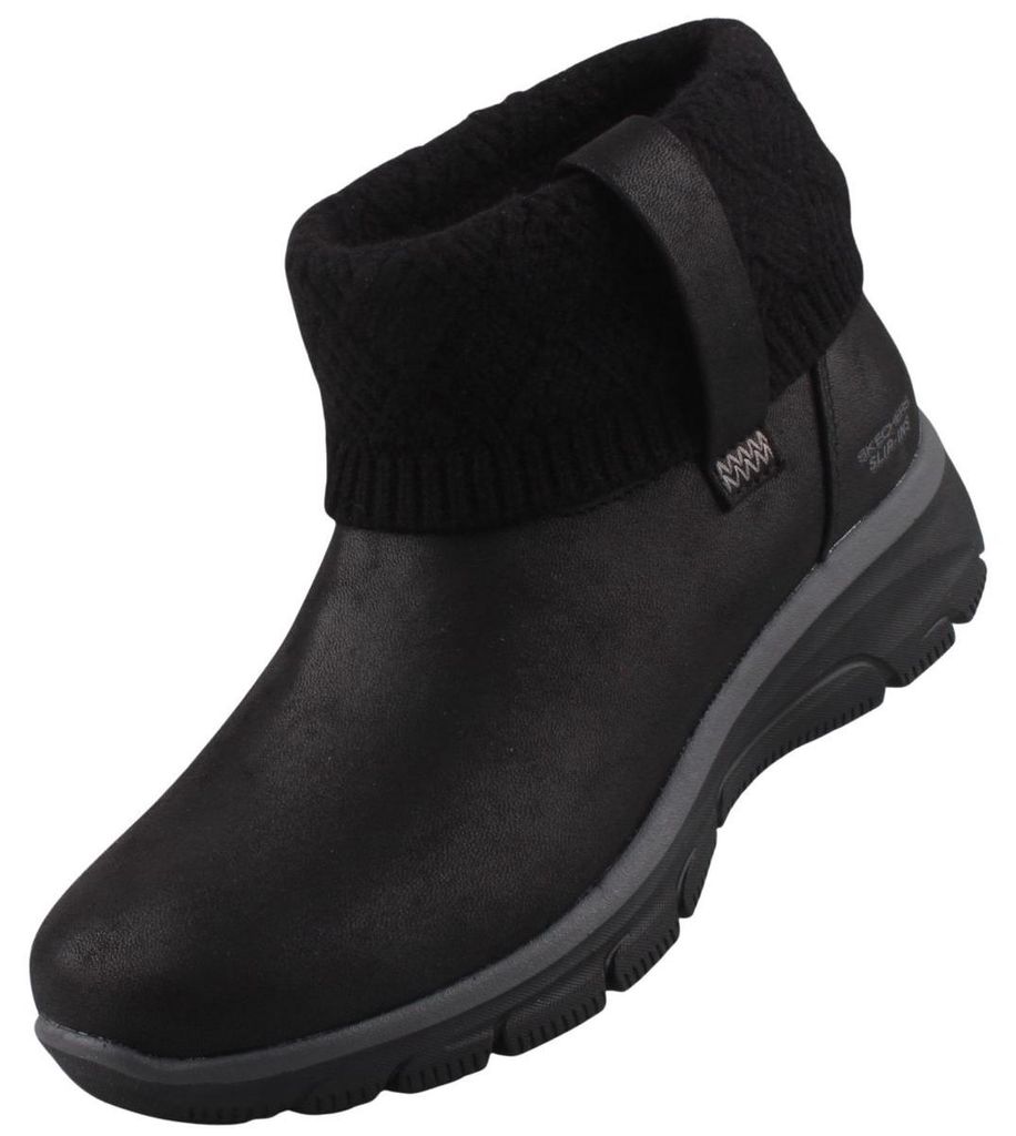 Auf dem Bild ist ein schwarzer Stiefel zu sehen der von der linken Seite abgebildet ist. Der Stiefel hat eine robuste Sohle und mehrere Schnallen am Schaft.