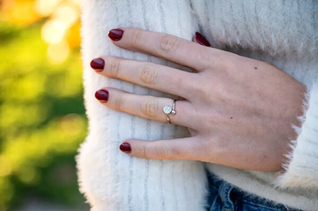 Bague ouverte argent ajustable : le confort des zircons AGT-R37W