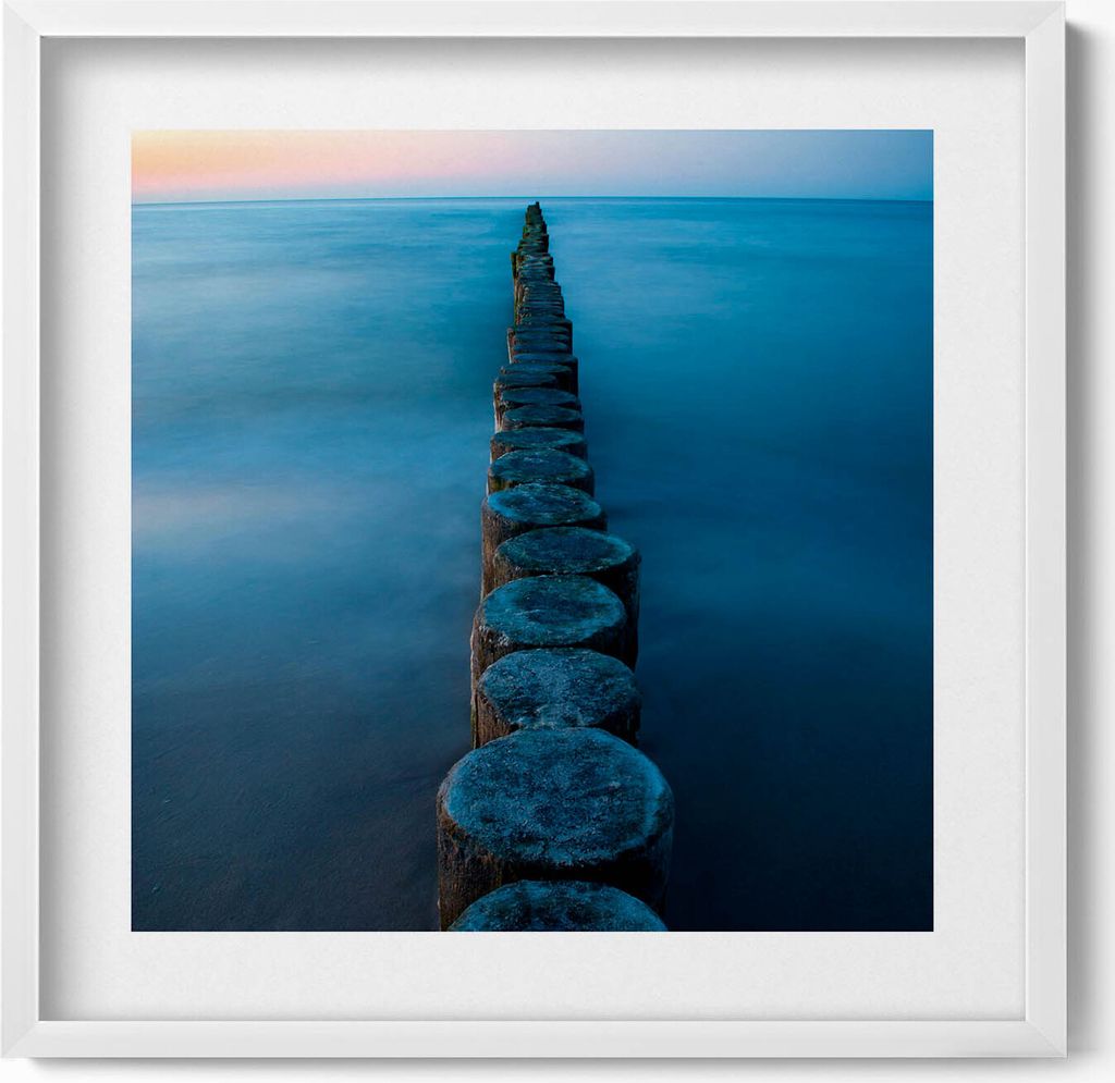 Holzpfähle im Meer– Wandbild mit Rahmen – Gerahmtes Bild – Wanddekoration – 50x50 cm – Weiß Rahmen