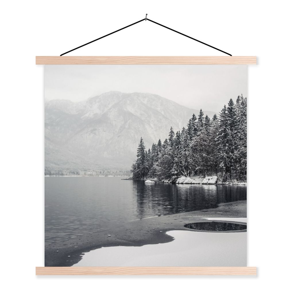 MuchoWow Textilposter Wasser - Winter - Natur - Kiefernbaum 60x60 cm mit holzfarbenen Rahmen - Wanddekoration