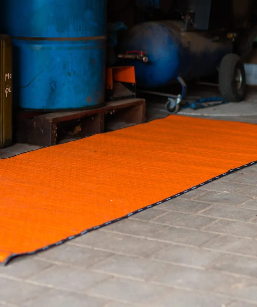 Évitez les taches d'huile avec le tapis Oil Pad Outdoor Orange VPE 25