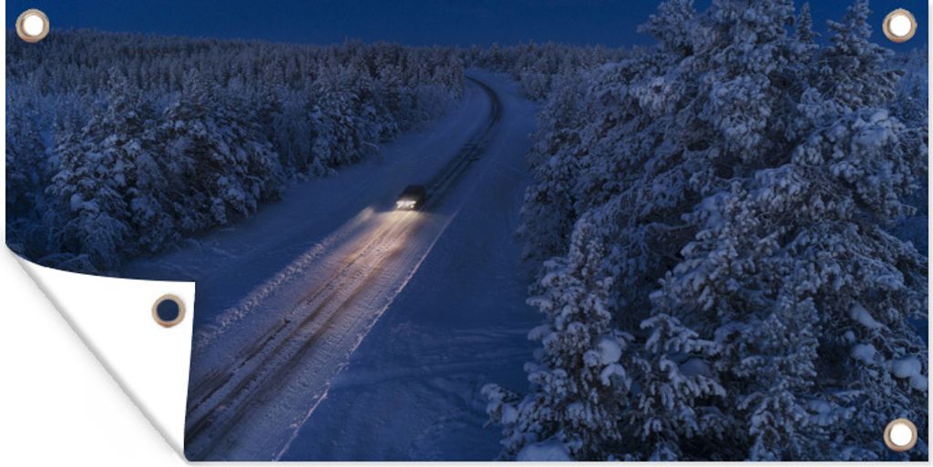 MuchoWow 80x40 cm Outdoor-Poster Gartendeko Sichtschutz Garten Poster für den Garten Ein Auto fährt auf einer verschneiten Landstraße in Lappland