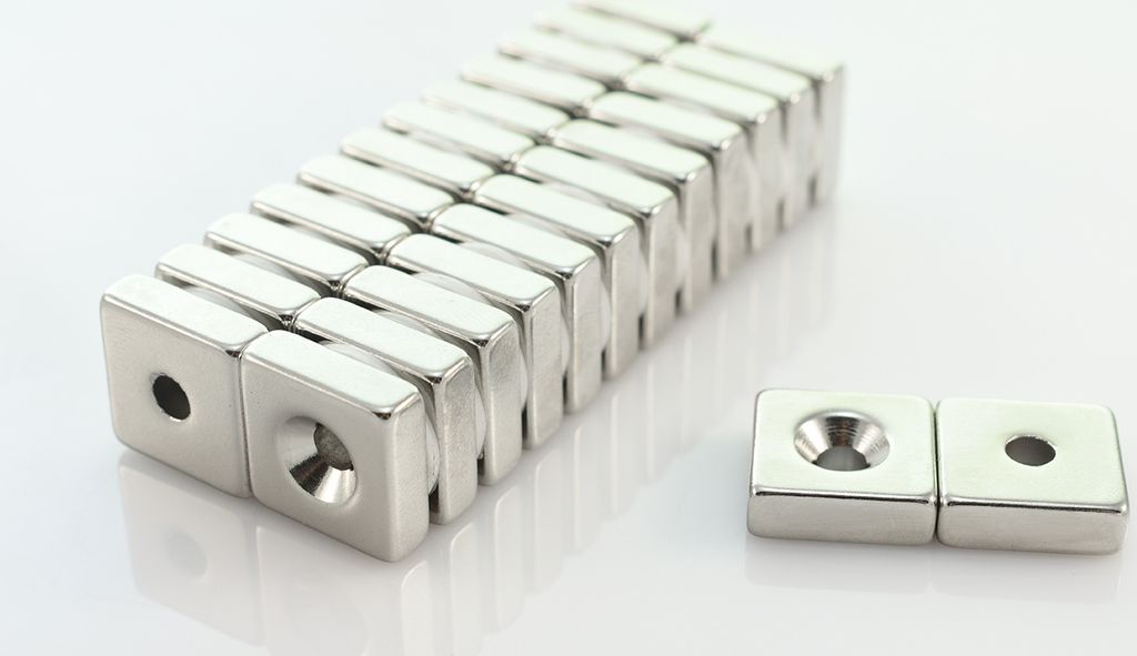 Neodym Magnete 15 x 15 x 5 mm N38 mit Bohrung für Schraube Quader Case - 1 Stück, Extrem stark, Magnettafeln, Kühlschränke, Whiteboards, DIY