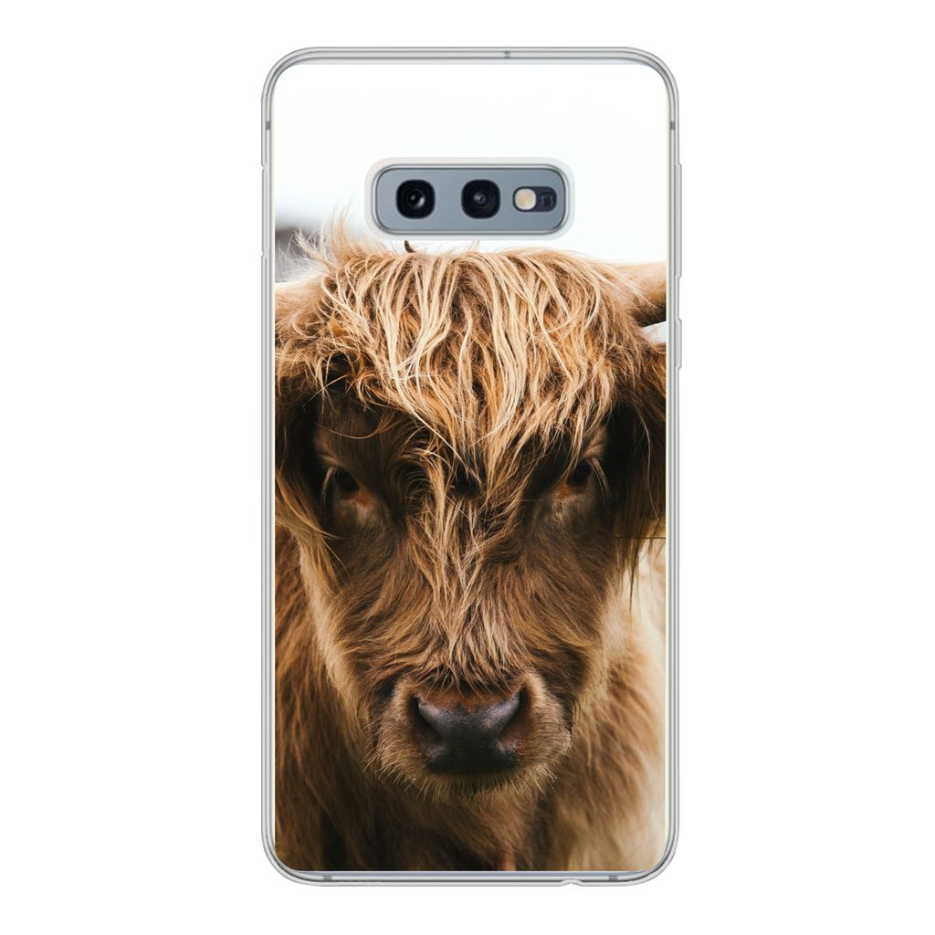 MuchoWow Handyhülle Schutzhülle Hülle für Samsung Galaxy S10e Schottischer Highlander - Kuh - Gras - Tiere - Natur Silikon Softcase Handy Hü...
