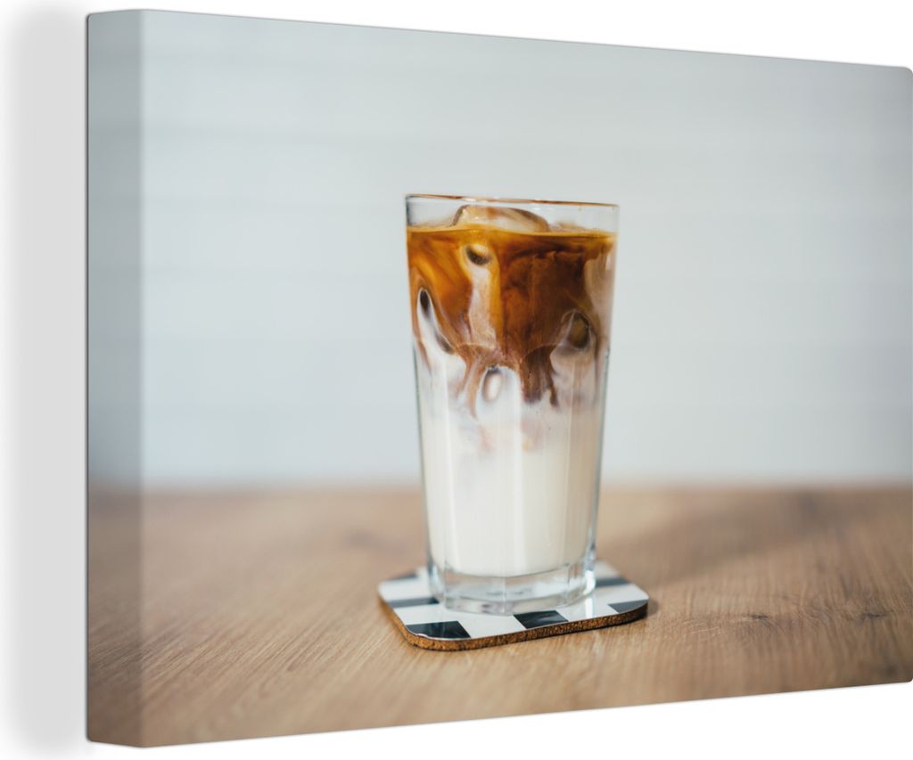 OneMillionCanvasses - Leinwandbilder - 150x100 cm, Eine Tasse Eiskaffee auf einem Holztisch, Wandbilder Kunstdruck Wanddekoration