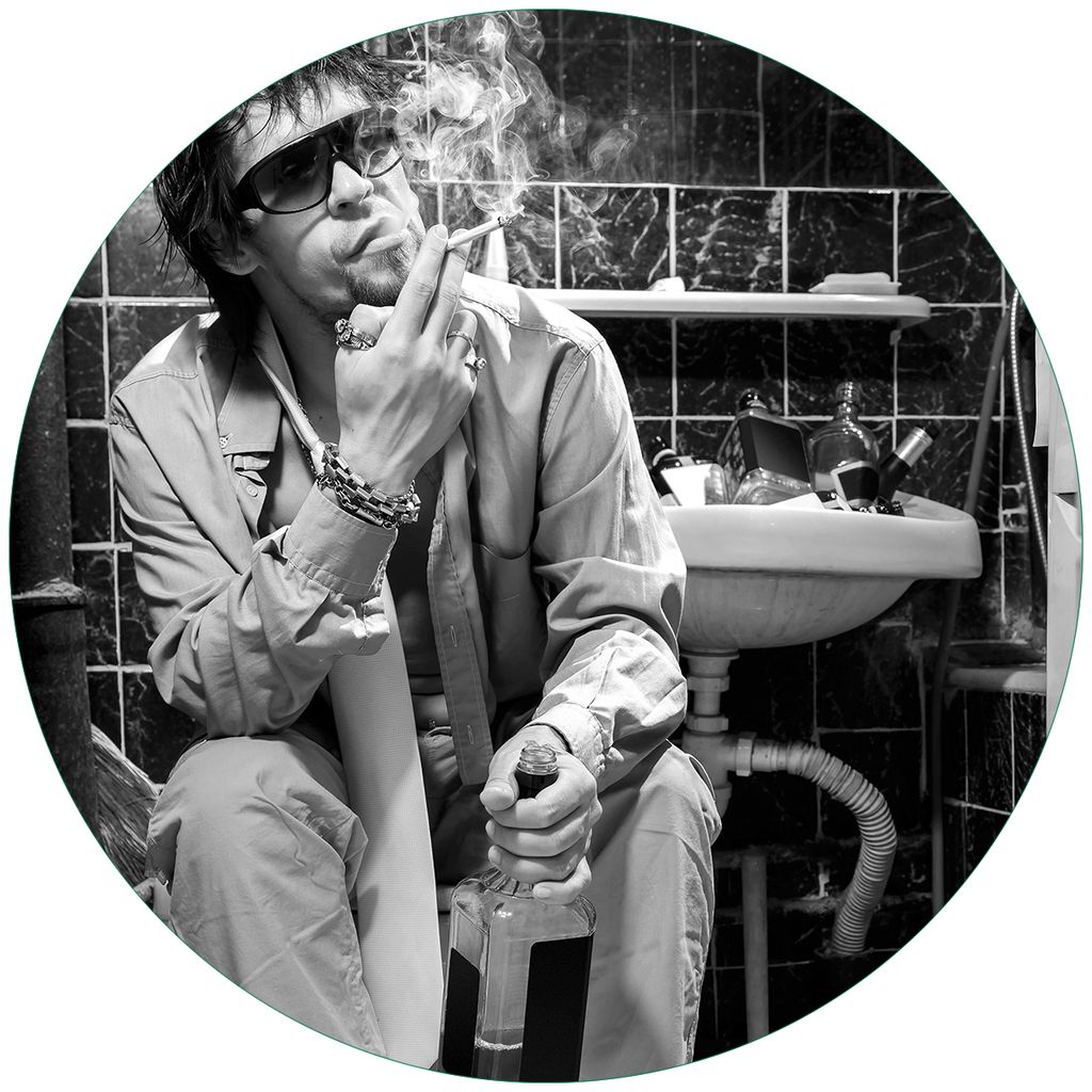 Wallario Premium Glasbild, freischwebende Optik, kräftige Farben, rund 50cm Durchmesser, Motiv Kloparty - Sexy Mann auf Toilette mit Zigarette SW