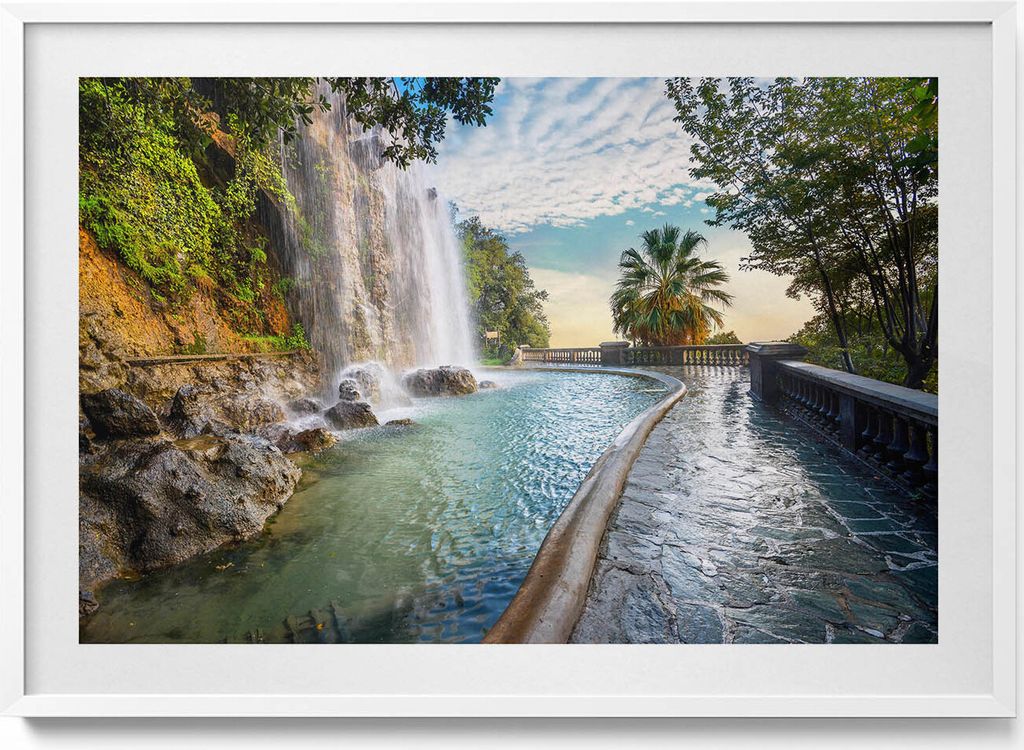 Wasserfall im Parc de la Colline du Chateau– Wandbild mit Rahmen – Gerahmtes Bild – Wanddekoration – 100x70 cm – Weiß Rahmen