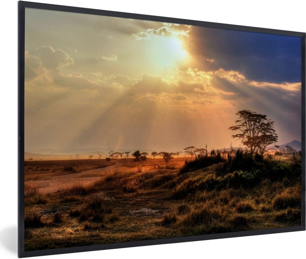 MuchoWow Gerahmtes Poster Schöne Sonnenstrahlen scheinen durch die Wolken im Serengeti-Nationalpark 90x60 cm - Poster mit Schwarzem Bilderrahmen...