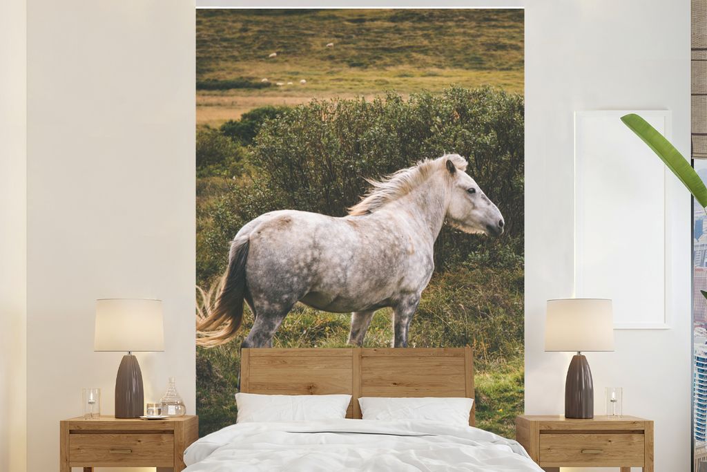 MuchoWow Fototapete für Wohnzimmer oder Schlafzimmer Wandtapete Vinyl Motivtapete Pferd - Gras - Weiß - 170x260 cm - Wohnzimmertapete