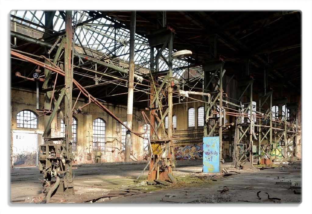 Wallario Frühstücksbrettchen aus Glas 20 x 30 cm mit rutschfesten Füßen, Motiv Verlassene Industriehalle - Alte Fabrik
