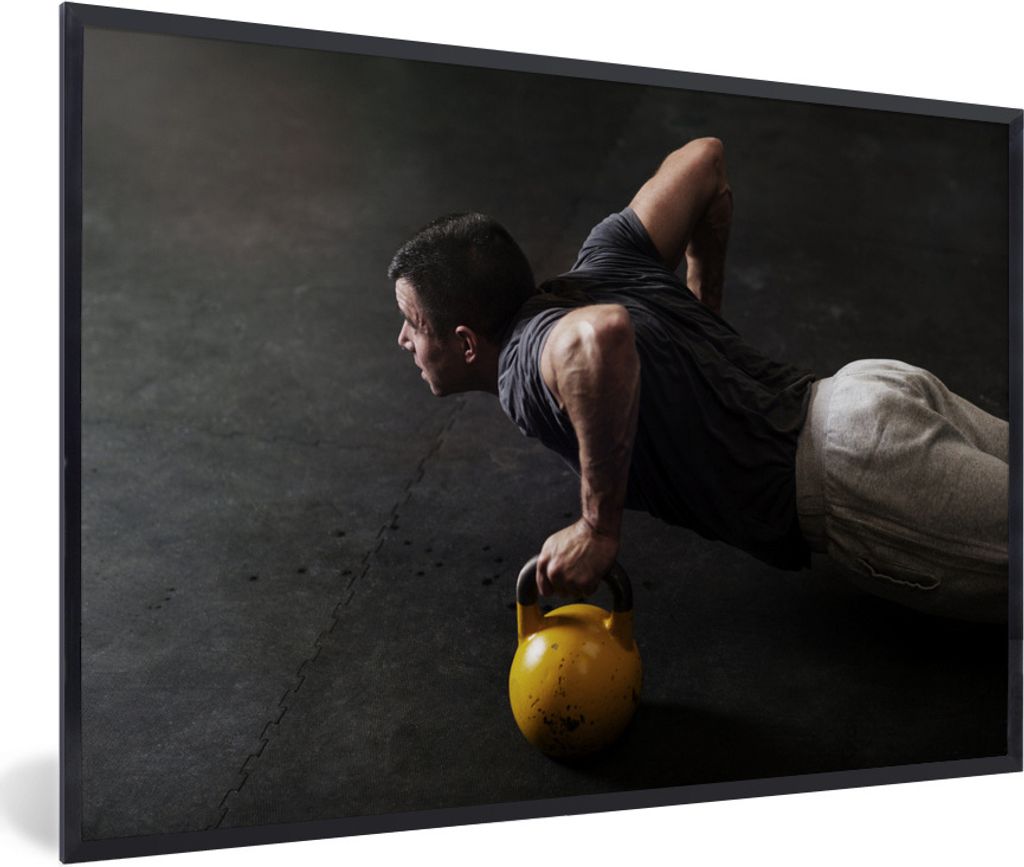 MuchoWow Gerahmtes Poster Ein Mann macht Liegestütze in einer Turnhalle 90x60 cm - Poster mit Schwarzem Bilderrahmen Wandposter Rahmen Foto Bild...
