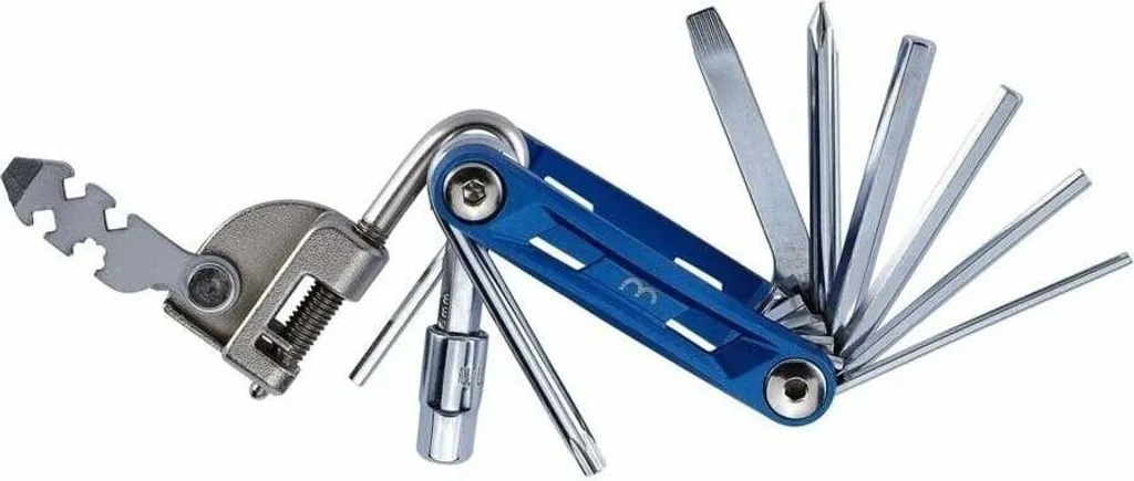 Réparer son vélo facilement avec le multi-tool BBB PrimeFold L bleu et argenté