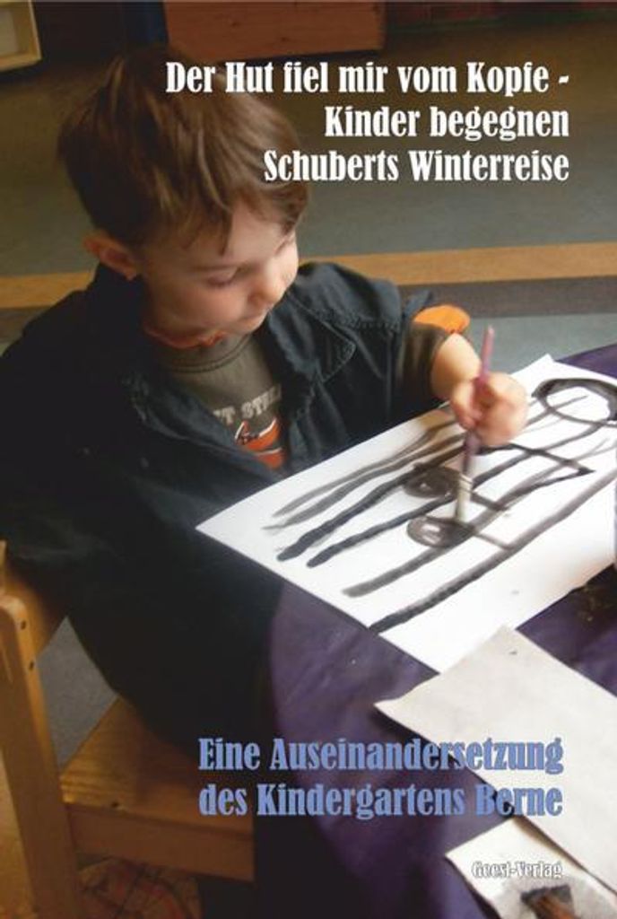 Ein Mann geht über die Straße