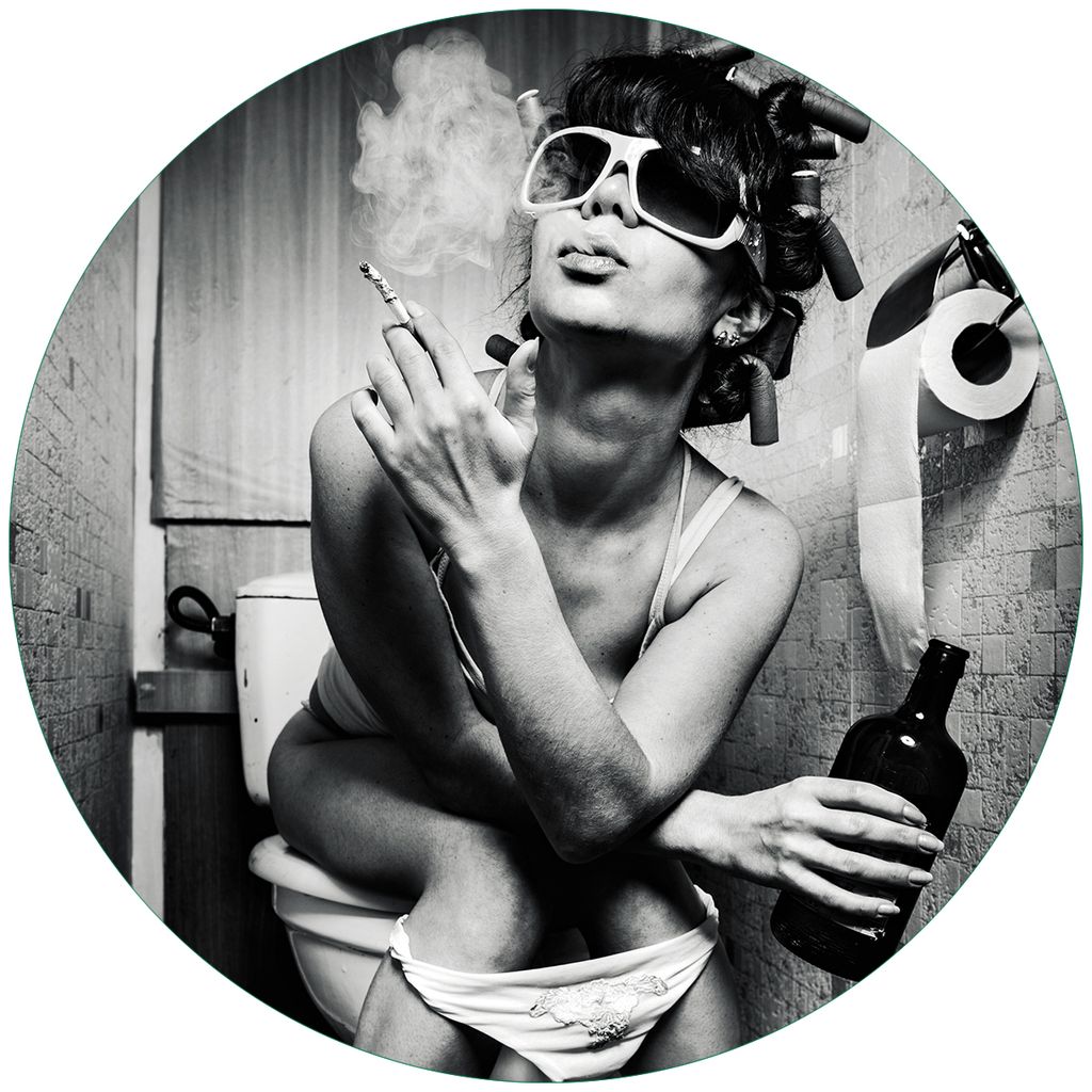Wallario Premium Glasbild, freischwebende Optik, kräftige Farben, rund 50cm Durchmesser, Motiv Kloparty - Sexy Frau auf Toilette mit Zigarette und...