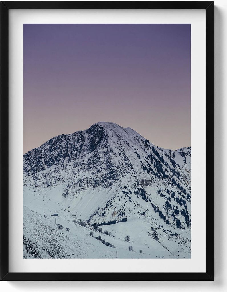 Verschneiter Berggipfel in der Abenddämmerung– Wandbild mit Rahmen – Gerahmtes Bild – Wanddekoration – 60x80 cm – Schwarz Rahmen