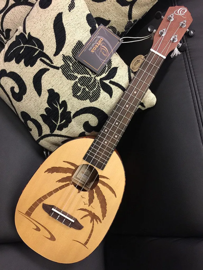 Ukulélé de Concert Forme Ananas Ortega RUPA5 en Bois d'Épicéa Satiné