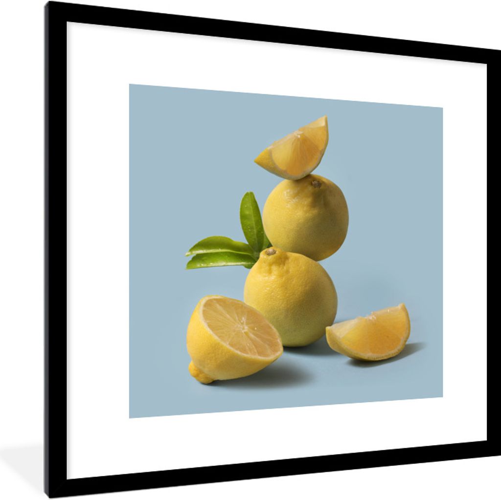 MuchoWow Gerahmtes Poster Komposition von Zitronen auf hellblauem Hintergrund 40x40 cm - Poster mit Schwarzem Bilderrahmen Wandposter Rahmen Foto...