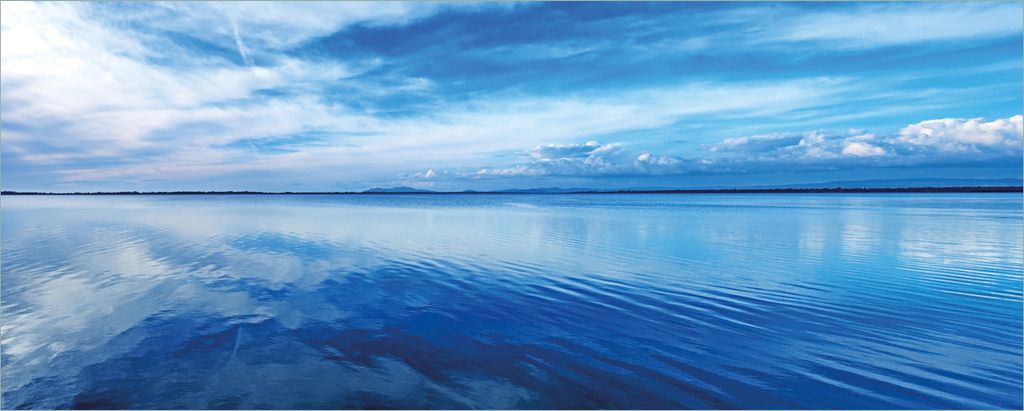 Wallario selbstklebendes Poster - Blaue Meeresbucht in Italien mit Spiegelung im Wasser, Größe: 80 x 200 cm