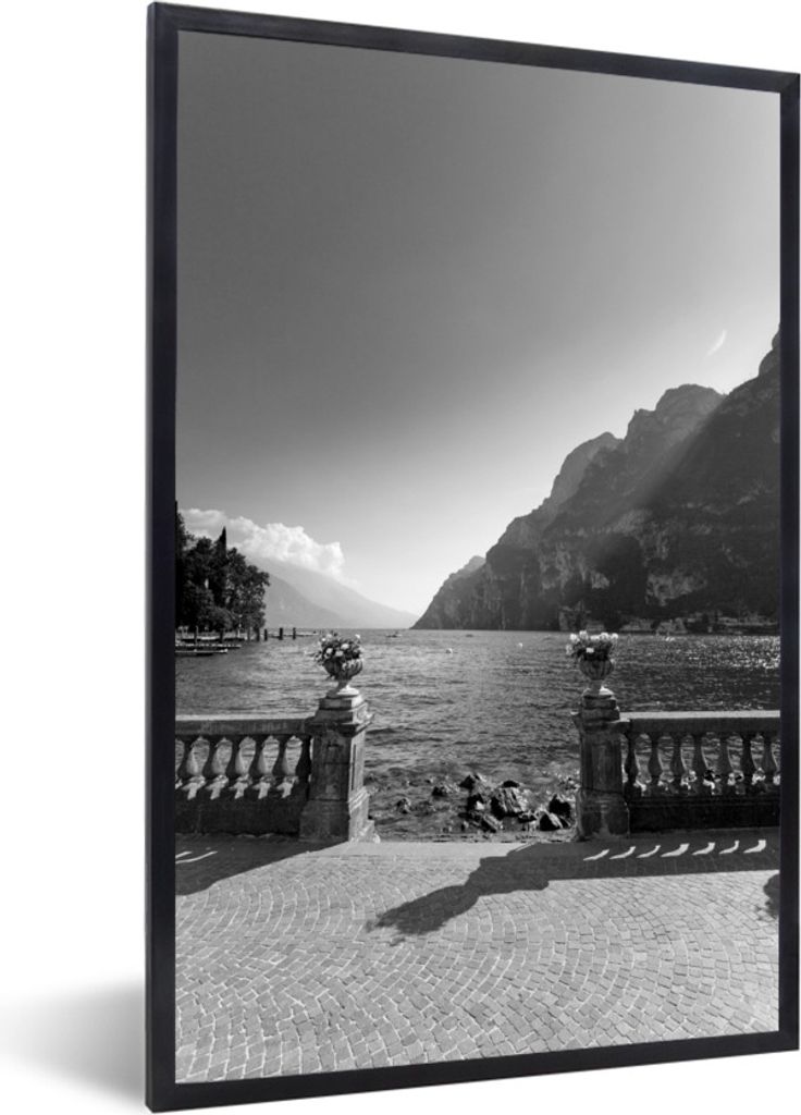 MuchoWow Gerahmtes Poster Promenade am Gardasee - schwarz und weiß 20x30 cm - Poster mit Schwarzem Bilderrahmen Wandposter Rahmen Foto Bilder - ...