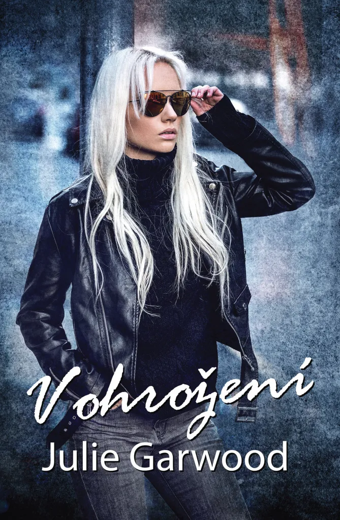 V ohrožení par Julie Garwood - Roman de Suspense et Romance Policière