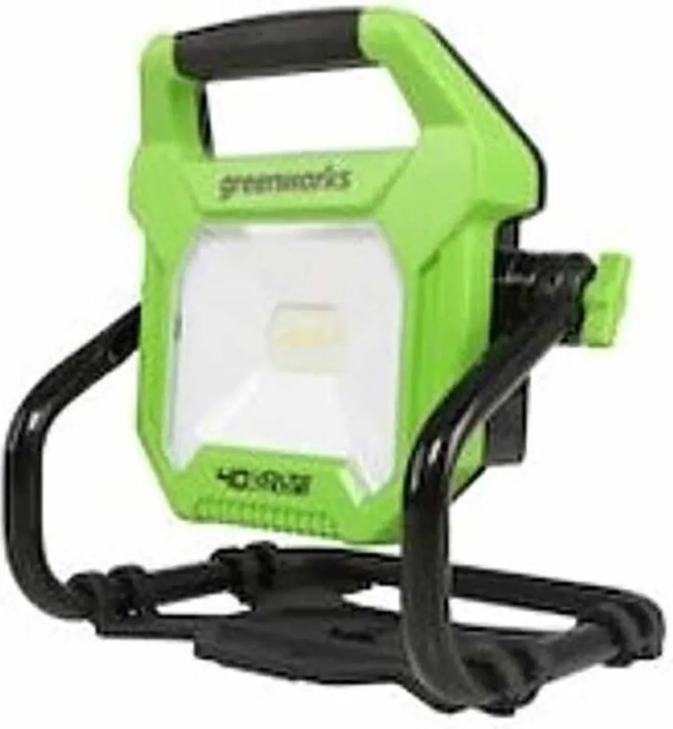 Éclairez vos zones sombres avec la lampe de travail Greenworks 40V LED