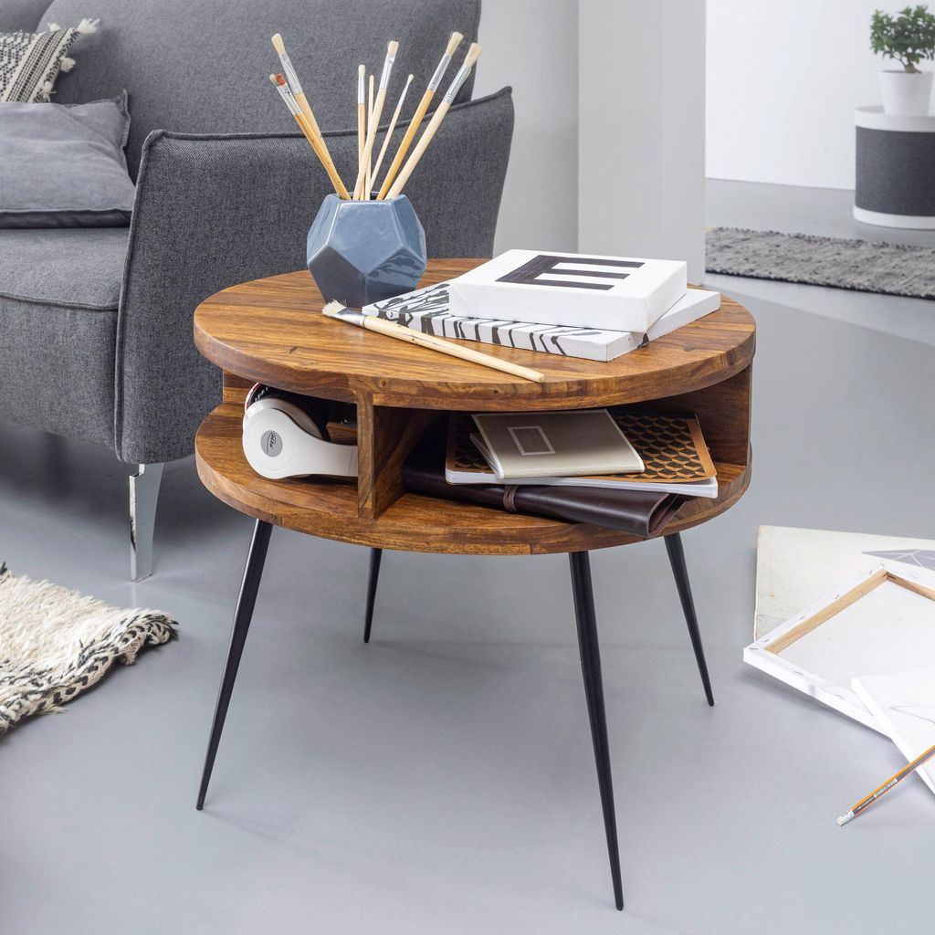 Runder Couchtisch Sheesham Massivholz Metall in Braun mit offener Ablage, Gesamtansicht in Wohnzimmer-Setting.