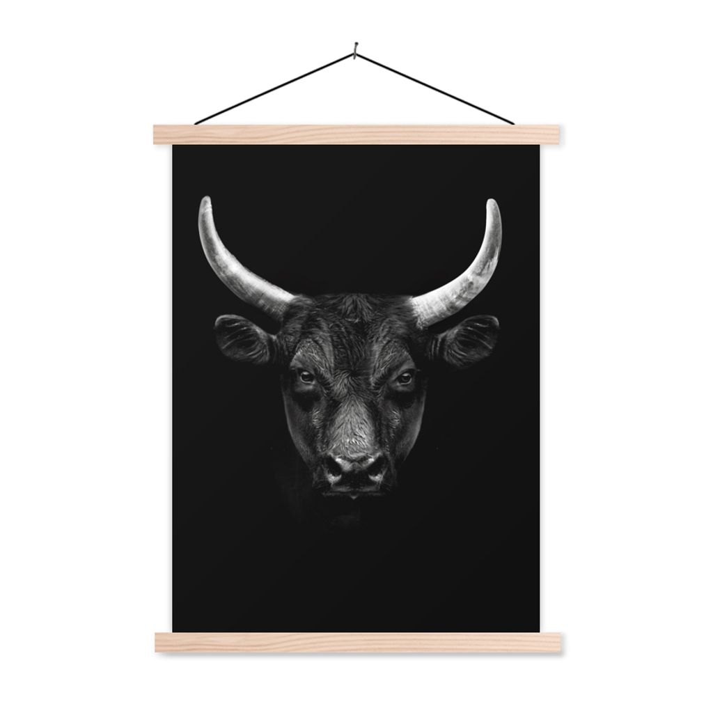 MuchoWow Textilposter Tiere - Stier - Schwarz - Weiß - Porträt 60x80 cm mit holzfarbenen Rahmen - Wandbild