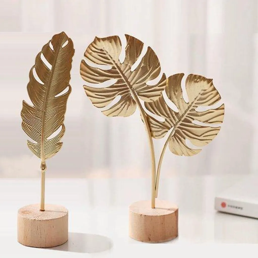 Décorez votre buffet avec cette sculpture dorée en métal motif feuilles