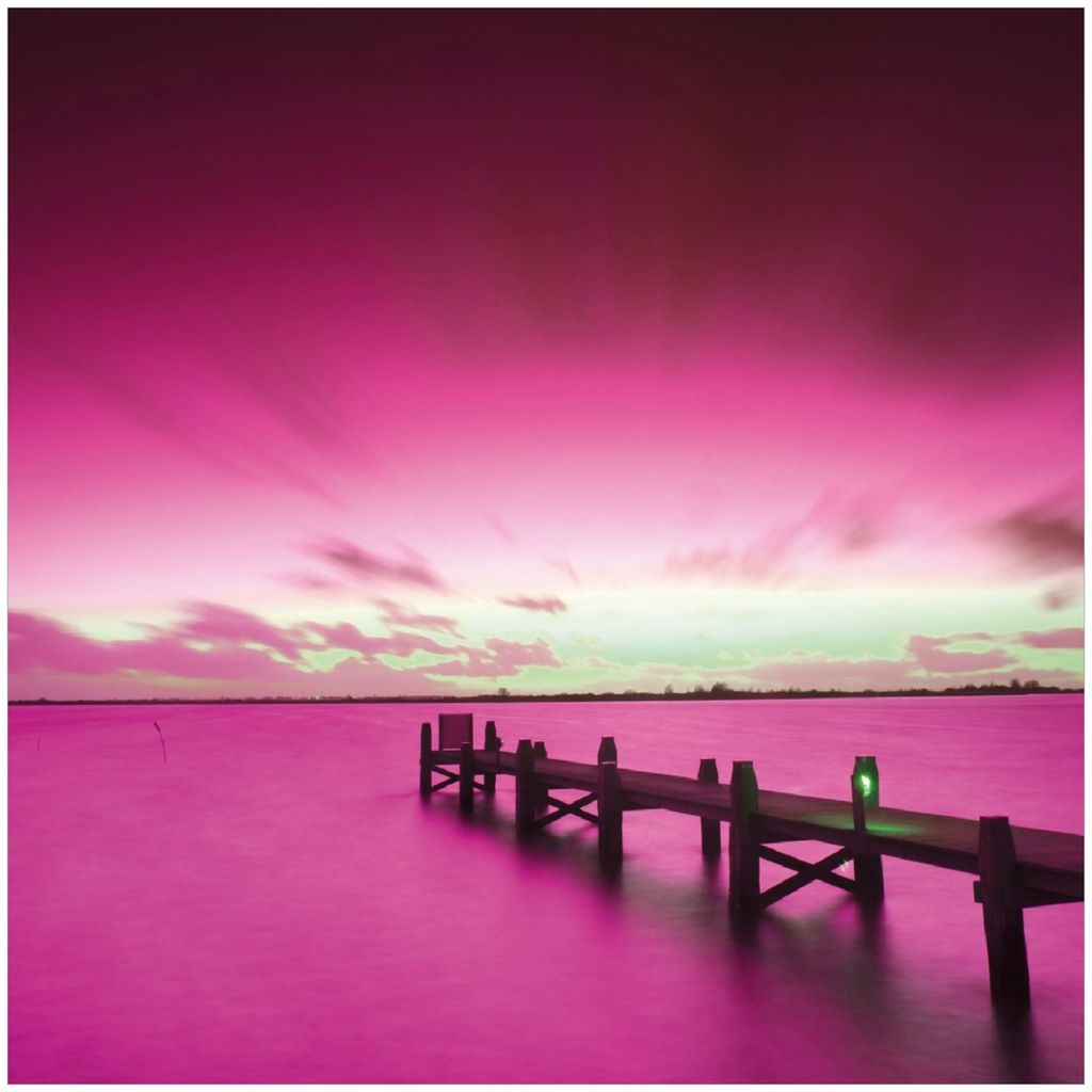 Wallario Premium Glasbild, freischwebende Optik, kräftige Farben, Größe 30 x 30 cm Motiv Steg bei Abenddämmerung -Himmel bei Nacht Lila gefärbt