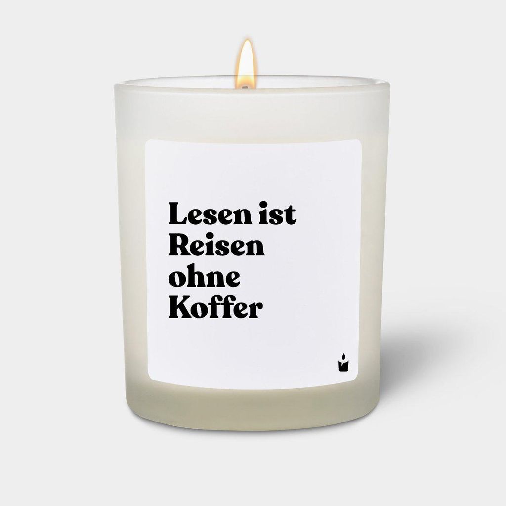 ChattyCandles Duftkerze Weiss Woody Lesen ist Reisen ohne Koffer