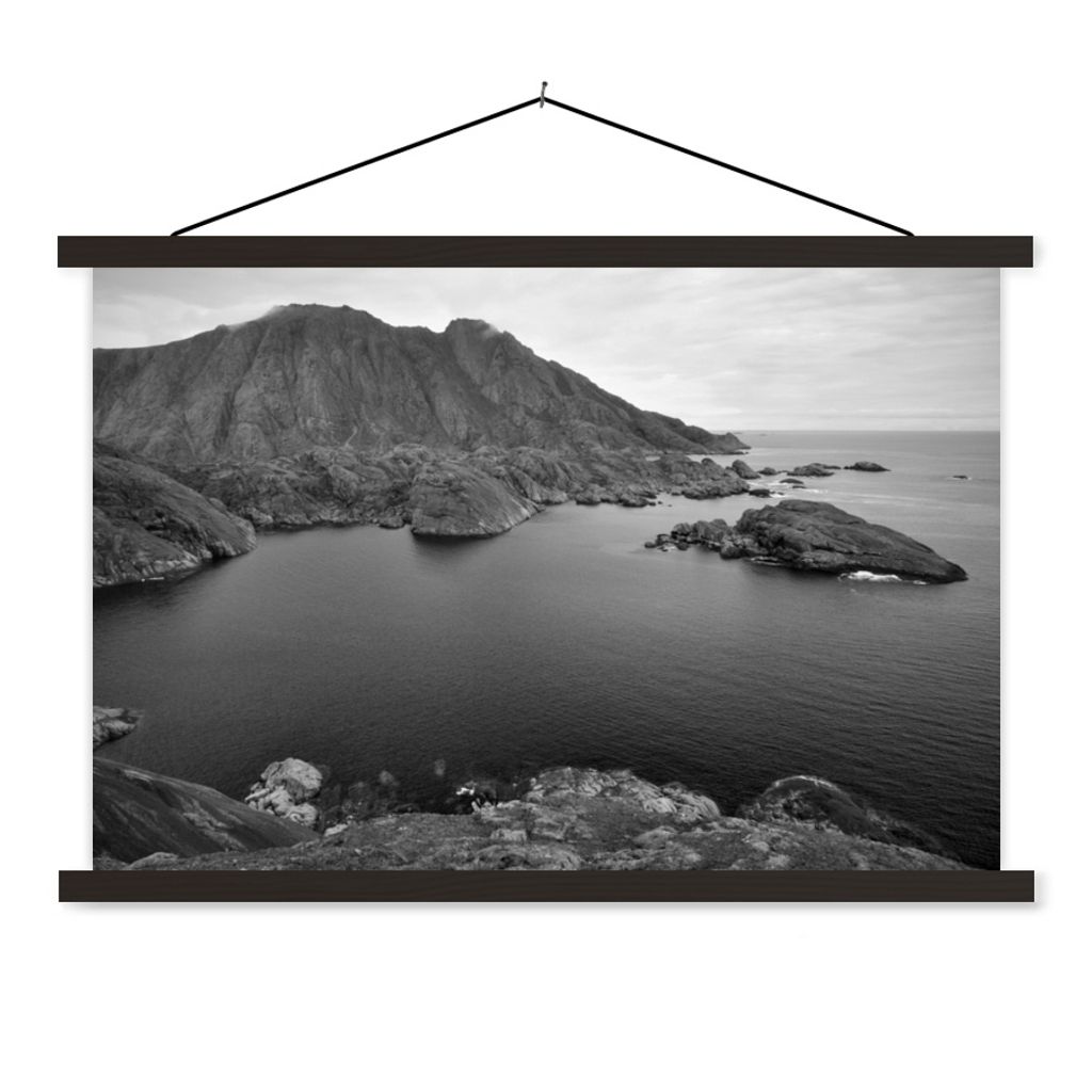 MuchoWow Textilposter Skandinavische Küste schwarz-weiß Fotodruck 150x100 cm mit schwarzem Rahmen - Schlafzimmer