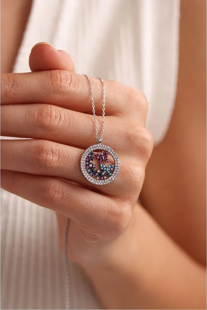 Collier femme en argent rhodié avec pendentif rond aux papillons colorés