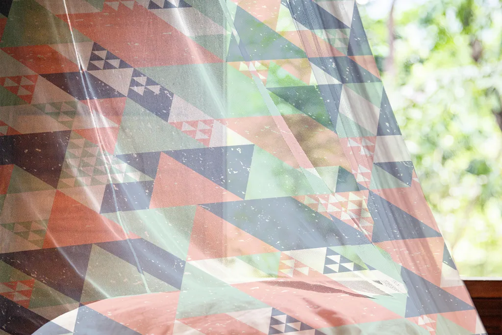 Grande tenture murale style patchwork géométrique en satin 240 x 274 cm