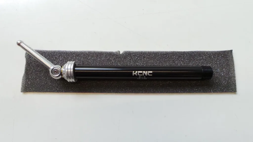 Axe de roue KCNC 100x15 mm argenté E-Thru rigide et ultra léger