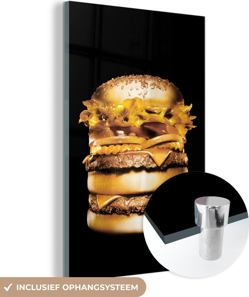 MuchoWow Glasbilder - Bilder auf Wandbild - Foto auf Glas Goldener Hamburger auf schwarzem Hintergrund. 80x120 cm Wanddekoration aus Glas - Acrylgl...
