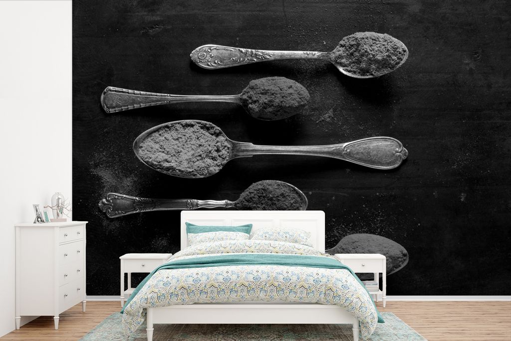 MuchoWow Fototapete für Wohnzimmer oder Schlafzimmer Wandtapete Vinyl Motivtapete Indische Gewürze auf einem Löffel - schwarz und weiß - 420x...