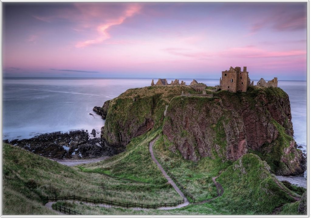 Wallario Wandbild Schloss am Meer, Größe: 70,30 x 100,30 cm, Poster mit weißem Kunststoffrahmen