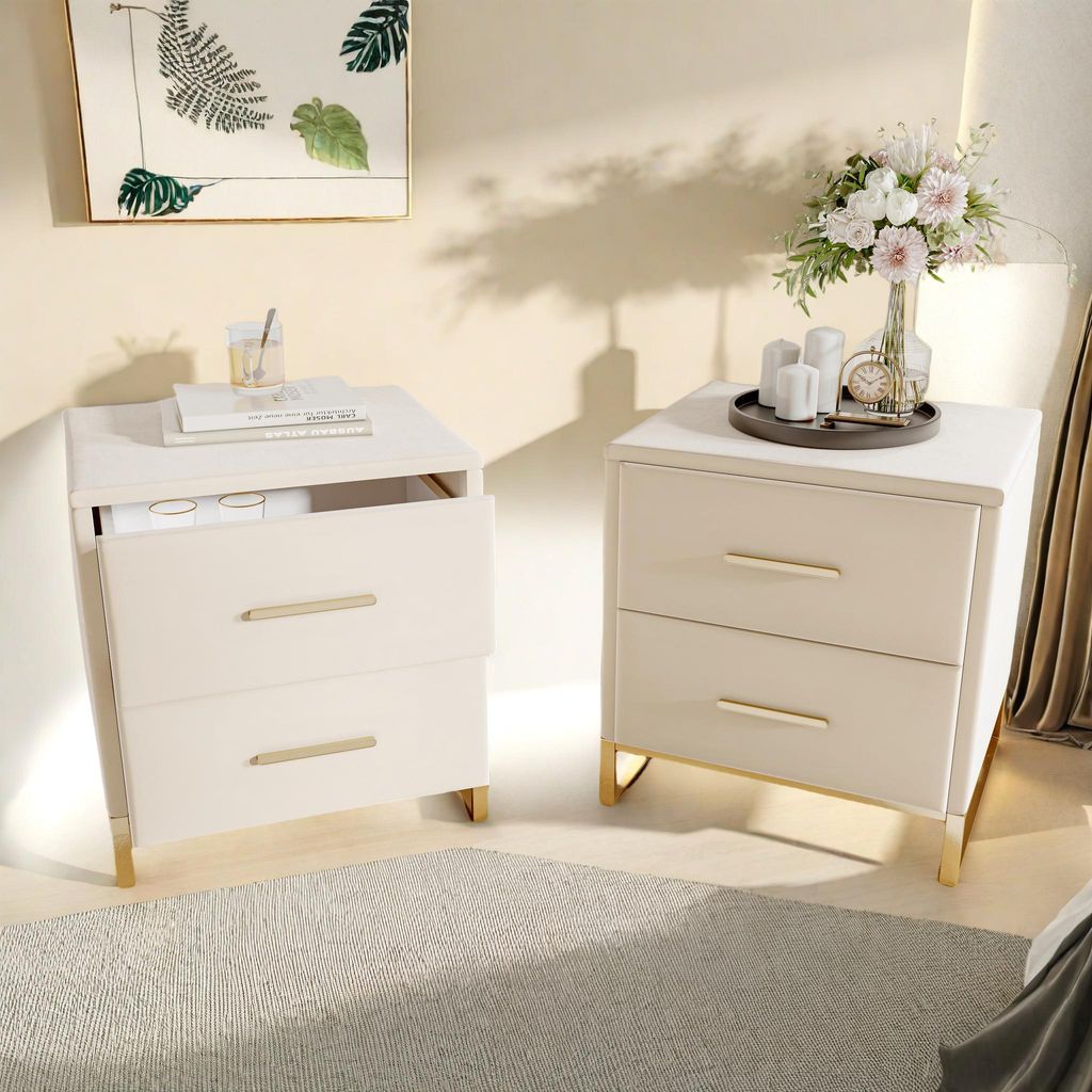 Moderner beigefarbener Nachttisch mit zwei Schubladen und goldfarbenen Metallbeinen, Samtbezug