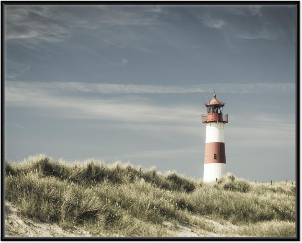 Wallario Wandbild Leuchtturm auf der Düne am Strand, Größe: 40,30 x 50,30 cm, Poster mit schwarzem Aluminiumrahmen