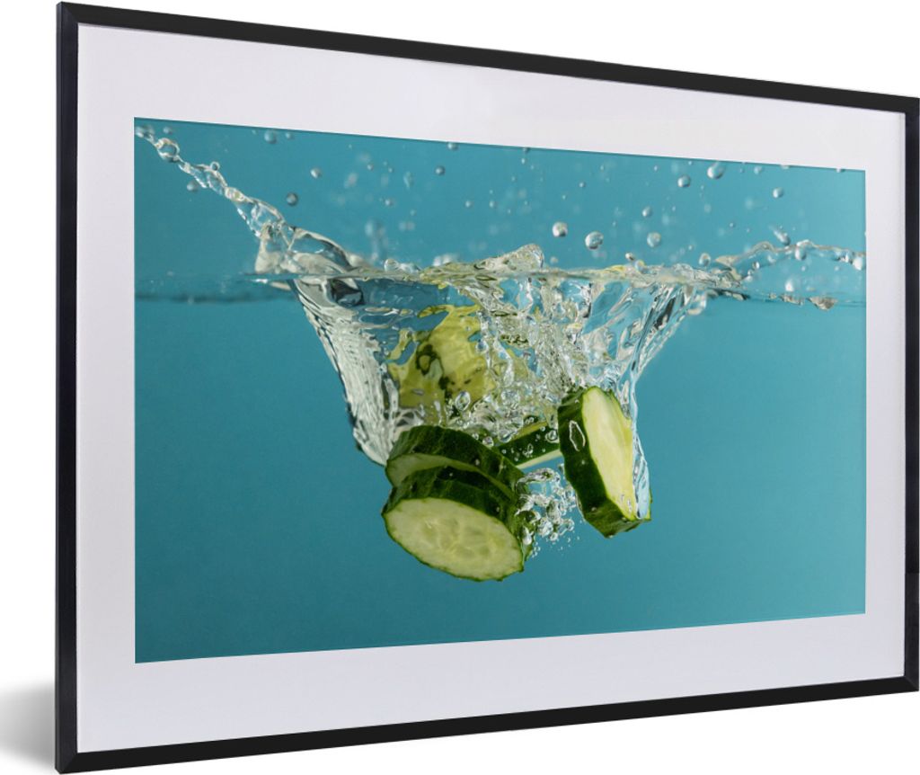 MuchoWow MuchoWow Gerahmtes Poster Gurke - Scheibe - Wasser 60x40 cm - Poster mit zchwarzem Bilderrahmen - Schlafzimmer - Plakat in Rahmen - Dr...