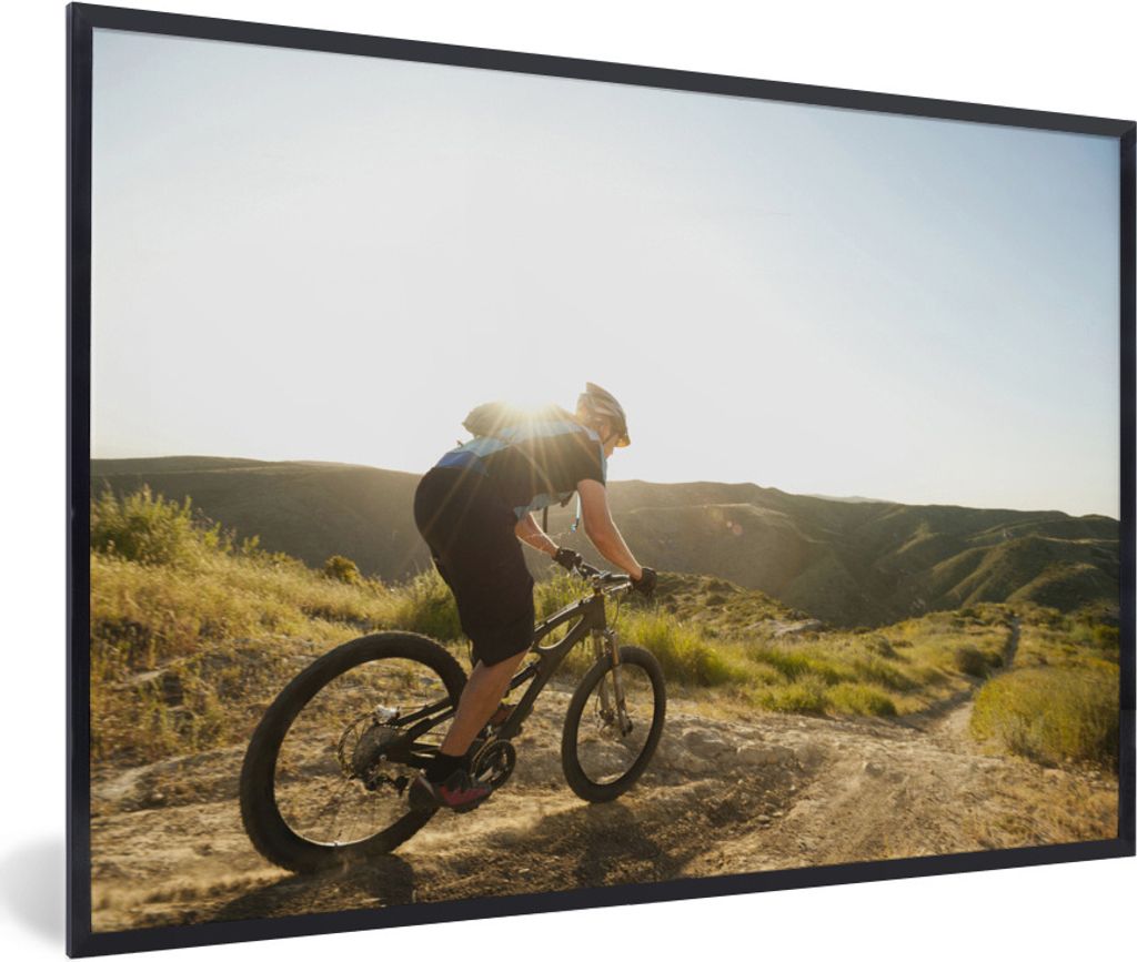 MuchoWow Gerahmtes Poster Mit dem Mountainbike auf dem Feldweg 90x60 cm - Poster mit Schwarzem Bilderrahmen Wandposter Rahmen Foto Bilder - Fotor...