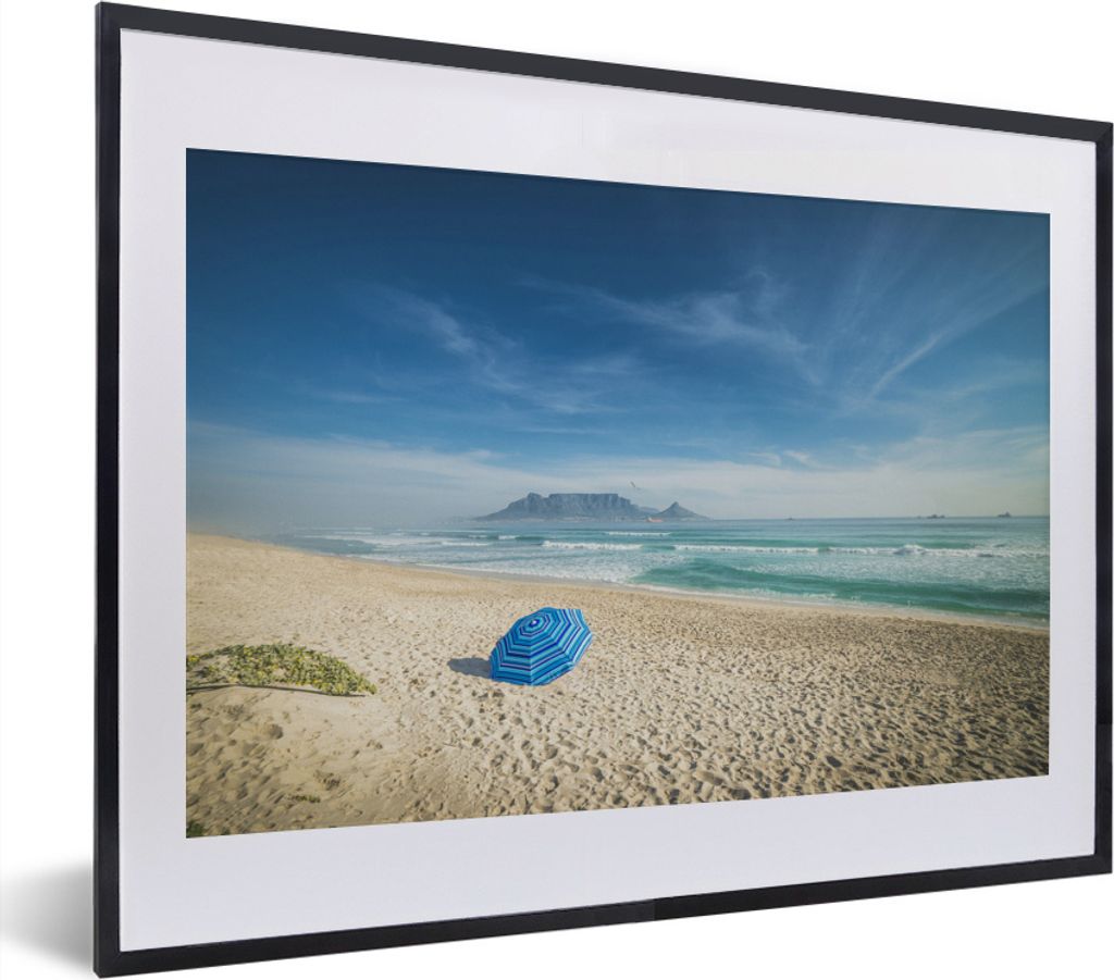 MuchoWow MuchoWow Gerahmtes Poster Weißer Strand mit dem Tafelberg in der Ferne in Südafrika 40x30 cm - Poster mit zchwarzem Bilderrahmen - B...