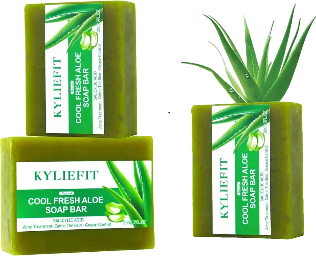 Traitement taches noires corps avec savon exfoliant et gant de massage